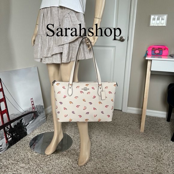 ✅Coach Gallery Tote with snail printed - Picture 8 of 13